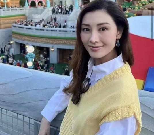 李嘉欣儿子自拍引热议，网友质疑遗传基因差异